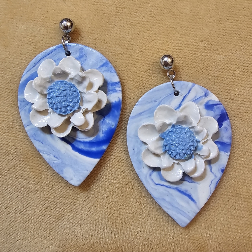 ✨️ Floral Blue Marbled Earrings ✨️ - Picture 2 of 3